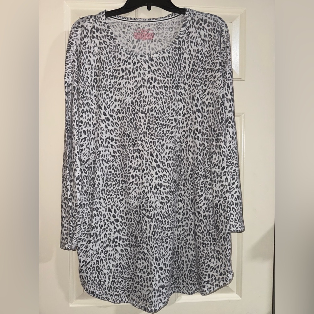 Victoria’s Secret‎ Long Sleeve Snow Leopard Sleepshirt Night Gown Pajamas
